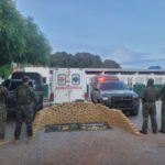 Gefron apreende 216 tabletes de skunk avaliados em R$ 648 mil em ambulância e prende dois