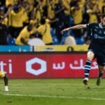 Martinelli deixa zagueiro no chão, desencanta com hat-trick, e Al Hilal goleia por 6 a 0 na Liga Saudita